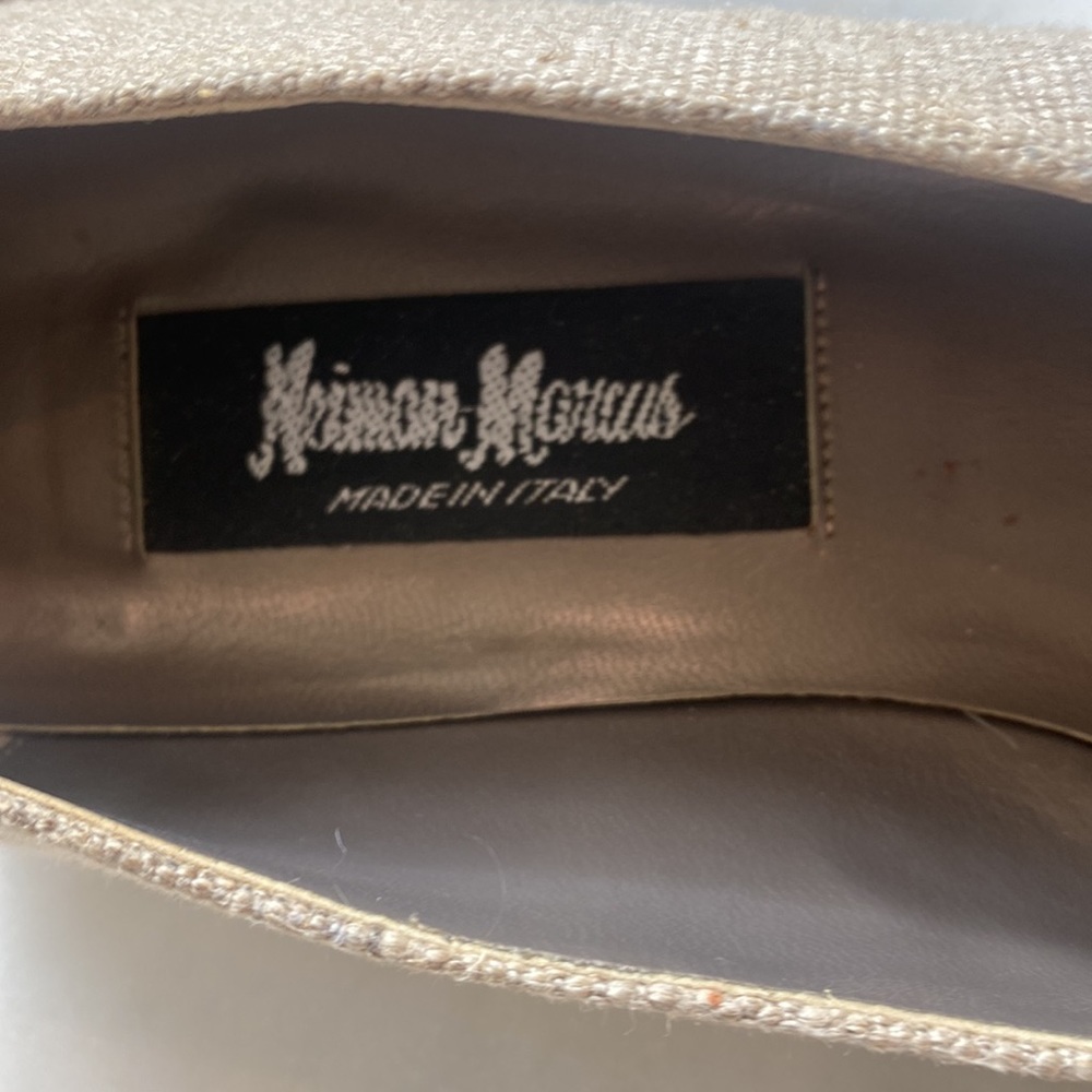 NEMAN MARCUS Made in Italy Classic Style Natural Oatmeal Gold Studded Low Heel - Picture 3 of 6